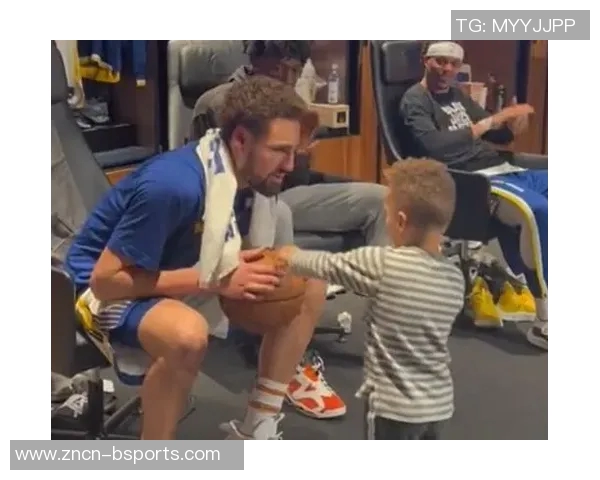 库里父子现场观战独行侠比赛克莱却在场外引发热议